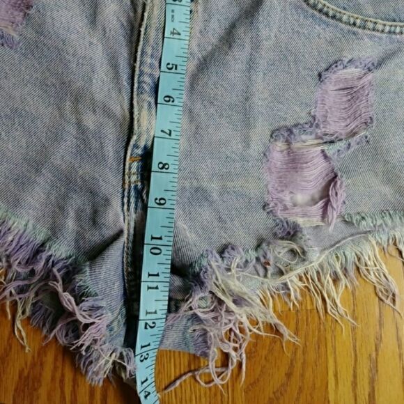 Vintage Levis 550 distressed jean shorts with raw - Picture 6 of 7